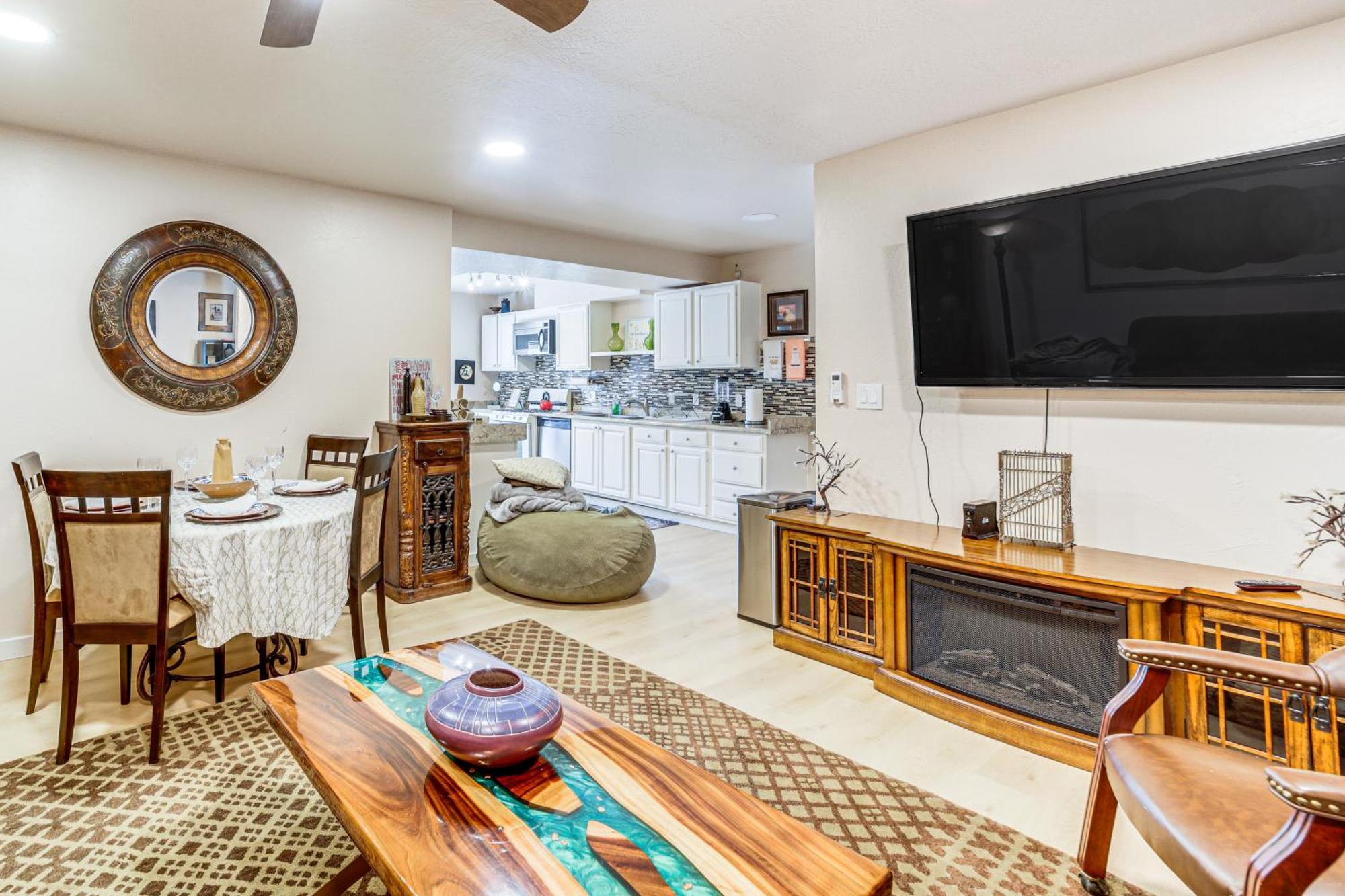 Pet-friendly Getaway - 10 Mi To Downtown Apartment